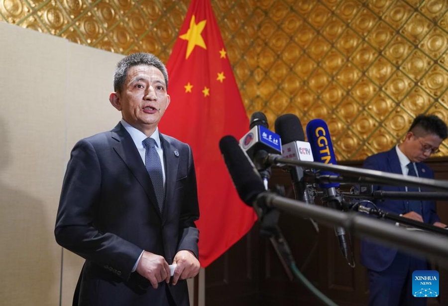 Li Chenggang, rappresentante cinese per il commercio internazionale e viceministro del Commercio, in conferenza stampa in seguito al nuovo ciclo di colloqui economici e commerciali tra Cina e Stati Uniti a Stoccolma, Svezia. (29 luglio 2025 - Xinhua/Peng Ziyang)