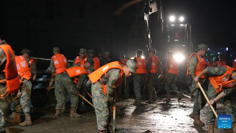 Truppe cinesi partecipano alle operazioni di soccorso nelle aree alluvionate