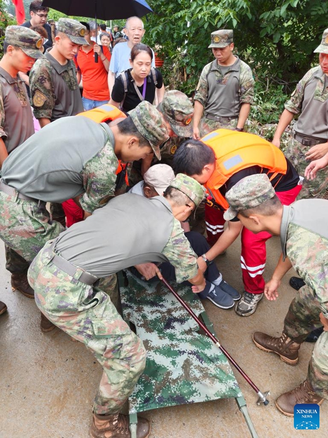 Truppe cinesi partecipano alle operazioni di soccorso nelle aree alluvionate