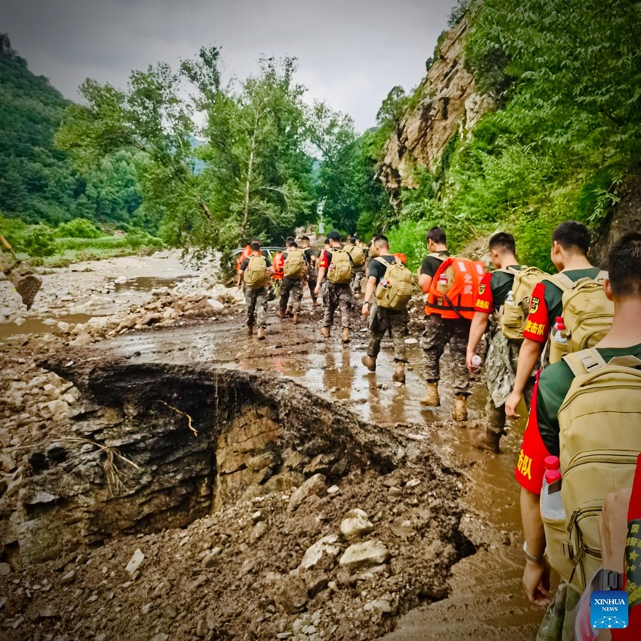 Truppe cinesi partecipano alle operazioni di soccorso nelle aree alluvionate