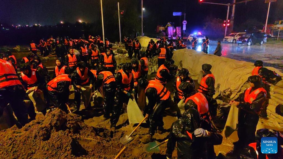 Truppe cinesi partecipano alle operazioni di soccorso nelle aree alluvionate