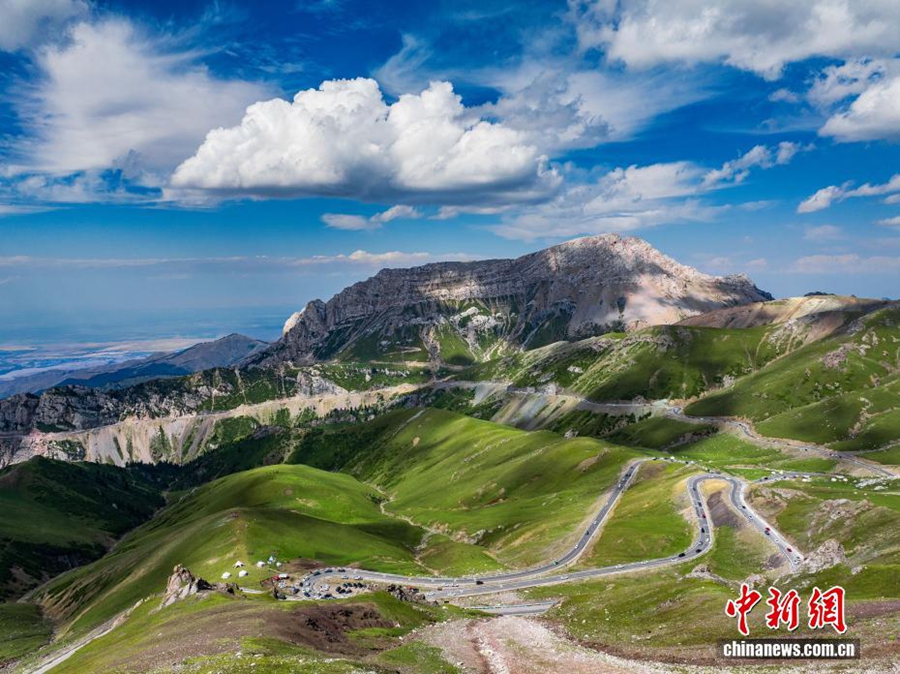 Strada Yining-Zhaosu nello Xinjiang: paesaggi mozzafiato attirano visitatori