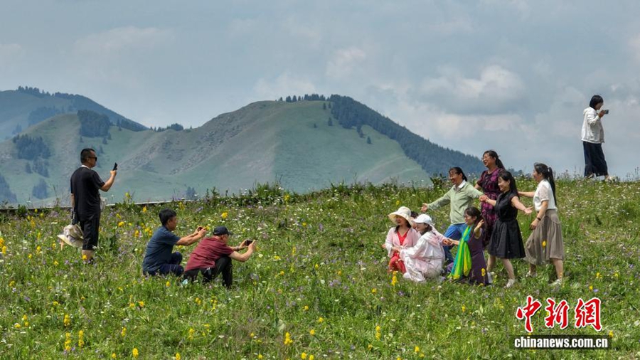 Strada Yining-Zhaosu nello Xinjiang: paesaggi mozzafiato attirano visitatori