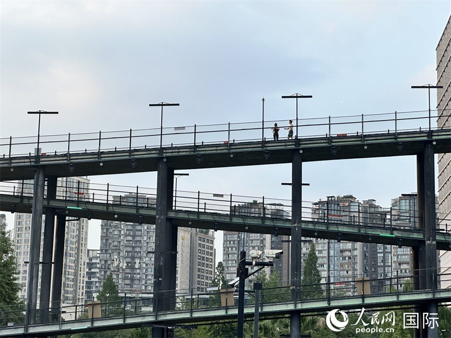 Cortile Xicun a Chengdu: un percorso sopraelevato che mette in mostra la vitalità urbana