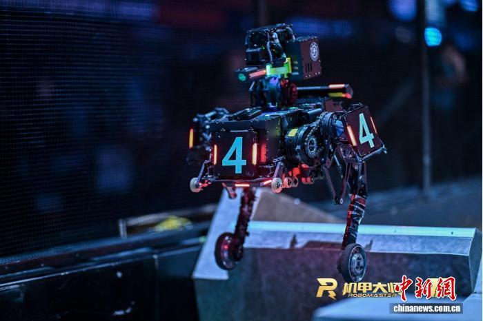 Il robot di fanteria del team Jiaolong della Shanghai Jiao Tong University scala una rampa durante la competizione a Shenzhen, nella provincia del Guangdong. (3 agosto 2025 - Foto per gentile concessione dell'organizzazione RoboMaster 2025)