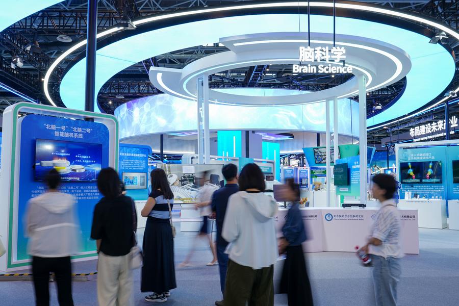Stand dei sistemi cervello-computer intelligenti presso il Centro Espositivo Zhongguancun di Beijing, capitale della Cina. (20 giugno 2025 - Xinhua/Ju Huanzong)