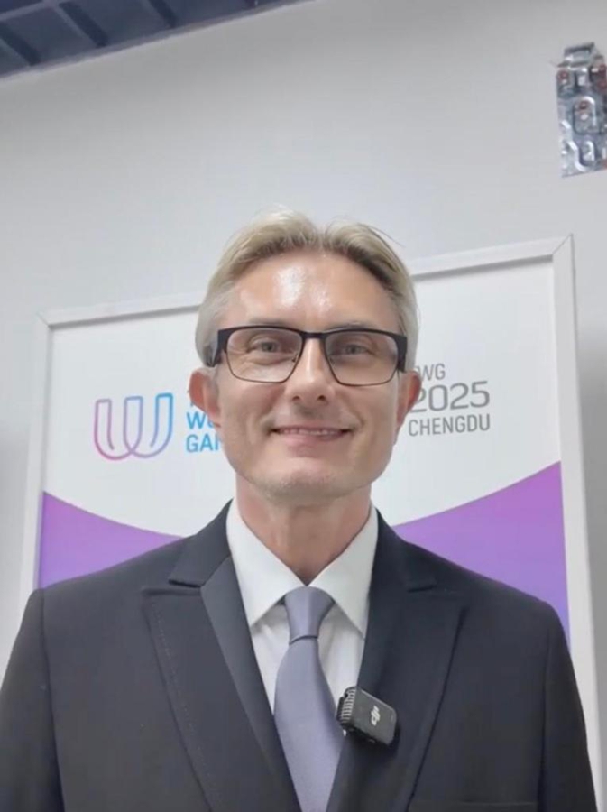 Sinkins rilascia un'intervista a Xinhua. (9 agosto 2025)