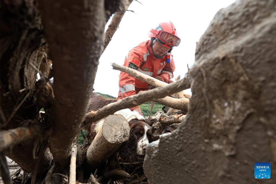 Soccorsi in corso dopo le inondazioni torrentizze nella contea di Yuzhong, provincia del Gansu