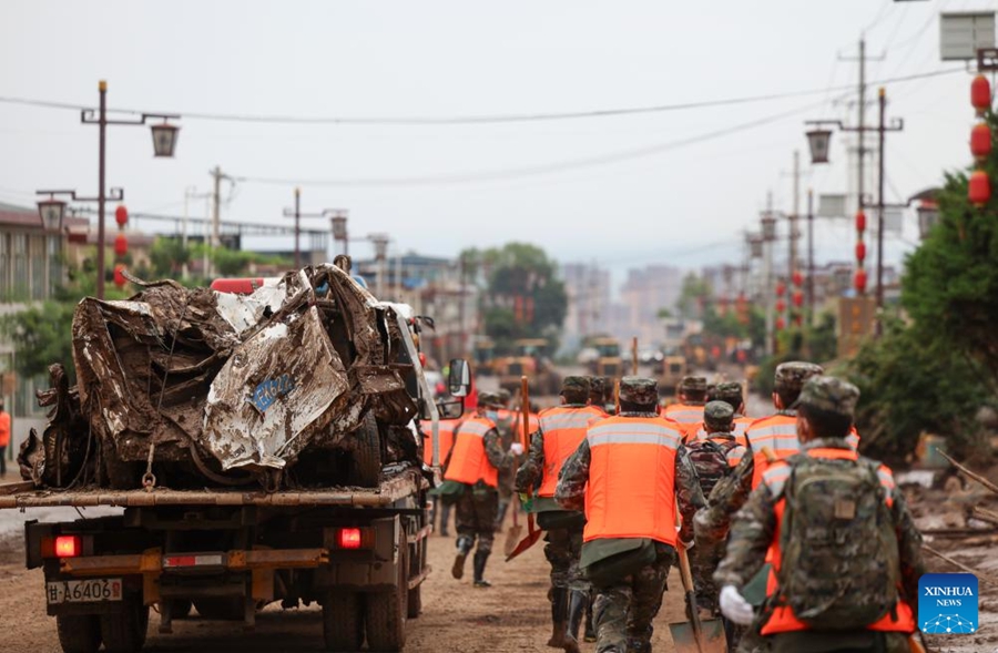 Soccorsi in corso dopo le inondazioni torrentizze nella contea di Yuzhong, provincia del Gansu