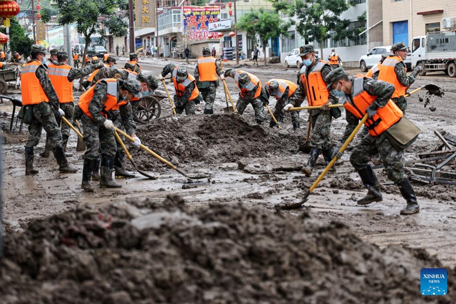 Soccorsi in corso dopo le inondazioni torrentizze nella contea di Yuzhong, provincia del Gansu
