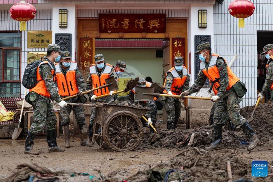Soccorsi in corso dopo le inondazioni torrentizze nella contea di Yuzhong, provincia del Gansu