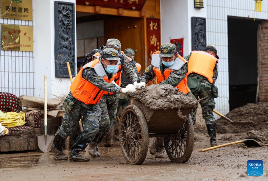 Soccorsi in corso dopo le inondazioni torrentizze nella contea di Yuzhong, provincia del Gansu