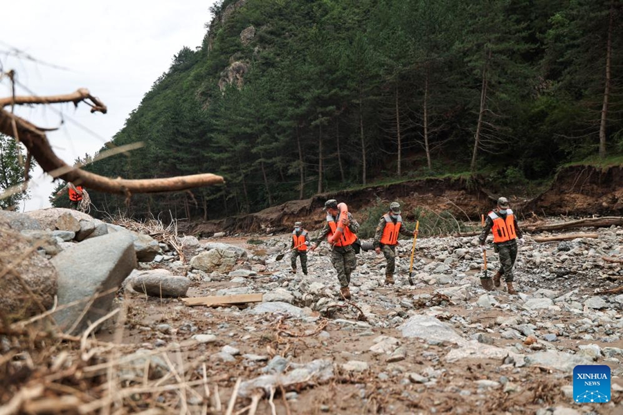 Soccorsi in corso dopo le inondazioni torrentizze nella contea di Yuzhong, provincia del Gansu