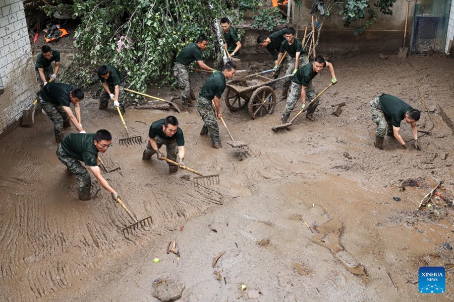 Soccorsi in corso dopo le inondazioni torrentizze nella contea di Yuzhong, provincia del Gansu