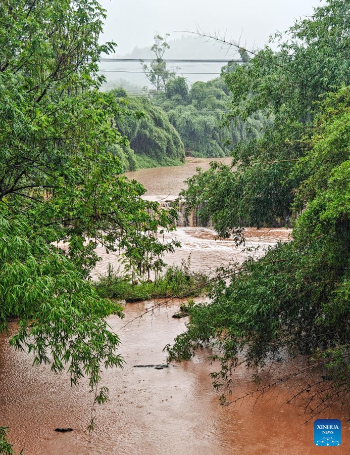 I temporali costringono all'evacuazione oltre 15.000 residenti nella Cina sud-occidentale