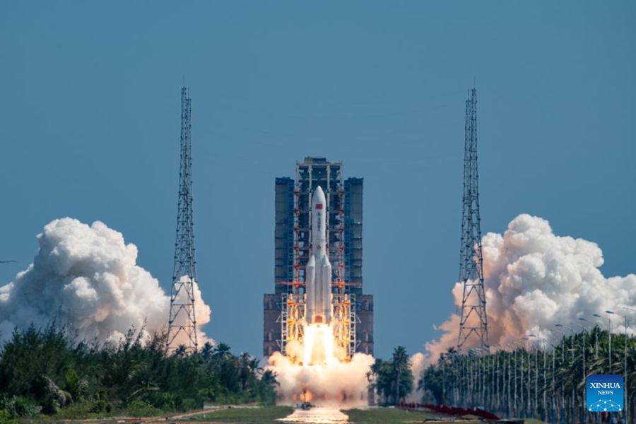 Un razzo vettore Long March-5B trasportante un gruppo di satelliti in orbita terrestre bassa decolla dal sito di lancio spaziale di Wenchang nella provincia di Hainan, Cina meridionale. (13 agosto 2025 – Xinhua/Du Xinxin)
