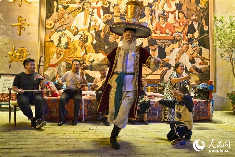 Il suono millenario dei tamburi risuona nella notte profonda dell'antica città di Kucha
