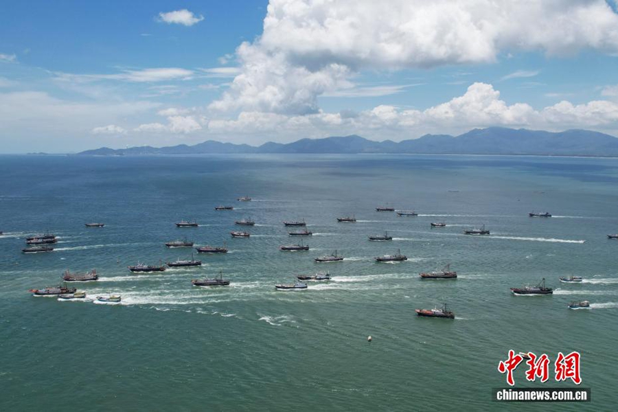Con la ripresa della pesca, i pescherecci lasciano il porto nazionale centrale di pesca di Zhapo a Yangjiang, Guangdong. (16 agosto 2025 - China News/Chen Jimin)