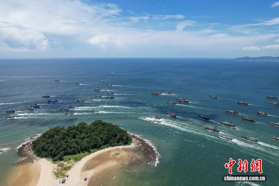 Ripresa della pesca nel Mar Cinese Meridionale: migliaia di barche salpano dal porto di Zhapo, Guangdong