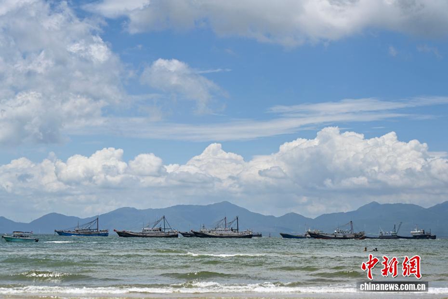 Ripresa della pesca nel Mar Cinese Meridionale: migliaia di barche salpano dal porto di Zhapo, Guangdong