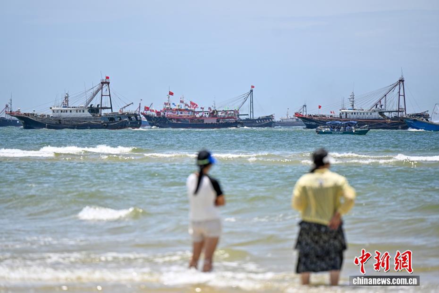 Ripresa della pesca nel Mar Cinese Meridionale: migliaia di barche salpano dal porto di Zhapo, Guangdong