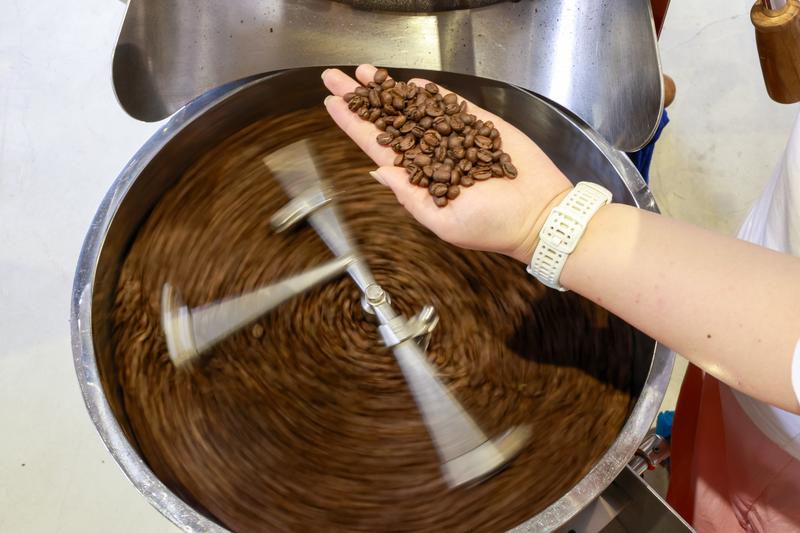 Commessa tosta chicchi di caffè in una caffetteria a Guiyang, nella provincia del Guizhou, nella Cina sud-occidentale. (9 giugno 2025 – Xinhua)