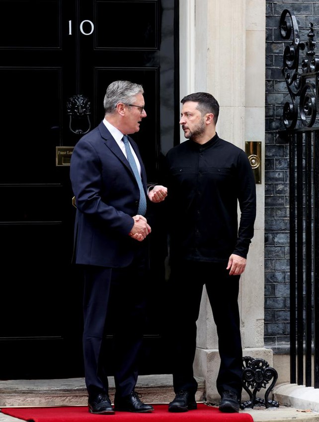 Il primo ministro britannico Keir Starmer (a sinistra) stringe la mano al presidente ucraino Volodymyr Zelensky al numero 10 di Downing Street a Londra, Gran Bretagna. (14 agosto 2025 - Xinhua/Li Ying)