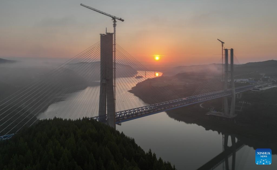 Cantiere del ponte Hanjiang della ferrovia ad alta velocità Xi'an-Shiyan a Shiyan, provincia dello Hubei, Cina centrale. (18 agosto 2025 - Xinhua/Cheng Min)