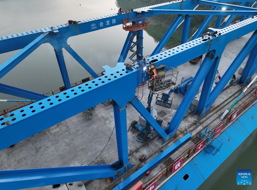 Completata l'installazione delle travi a traliccio d'acciaio sul ponte Hanjiang della ferrovia ad alta velocità Xi'an-Shiyan
