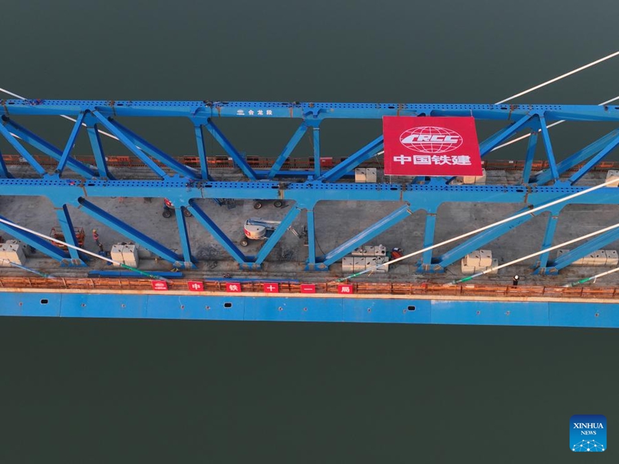 Completata l'installazione delle travi a traliccio d'acciaio sul ponte Hanjiang della ferrovia ad alta velocità Xi'an-Shiyan