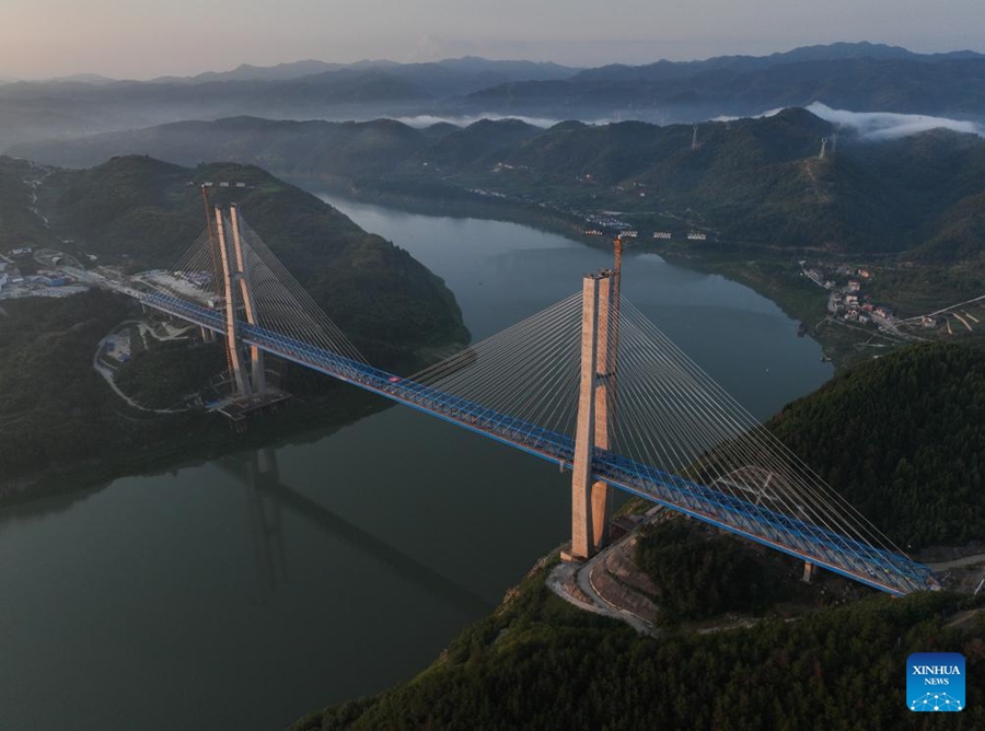 Completata l'installazione delle travi a traliccio d'acciaio sul ponte Hanjiang della ferrovia ad alta velocità Xi'an-Shiyan