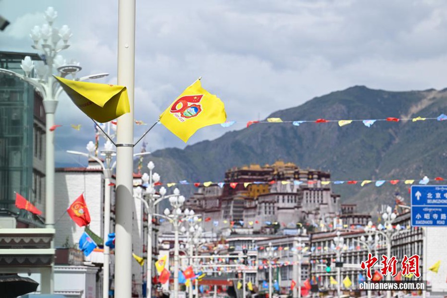 Bandiere colorate appese lungo i viali principali di Lhasa. (Foto/Chinanews)
