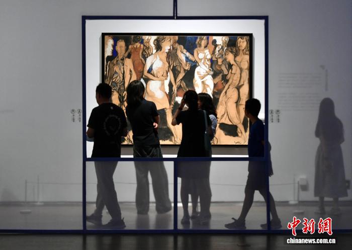 Visitatori alla mostra "Encounters from Afar – Masterpieces from the Galleria Civica d'Arte Moderna e Contemporanea di Torino" al Chengdu Art Museum, nella provincia sud-occidentale cinese del Sichuan. (19 agosto 2025 – Chinanews/Wang Lei)