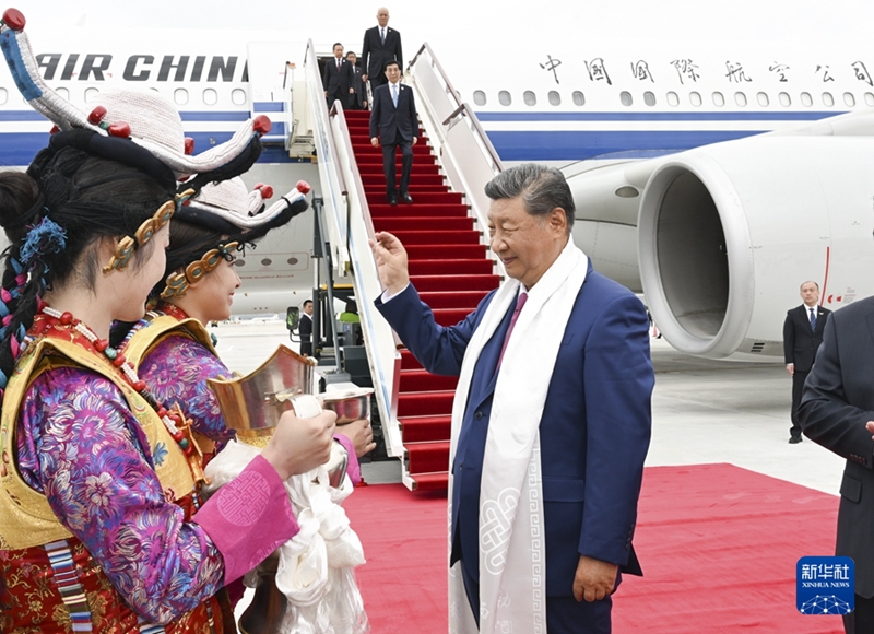 Xi Jinping arriva a Lhasa per celebrazioni il 60º anniversario della fondazione della Regione Autonoma dello Xizang