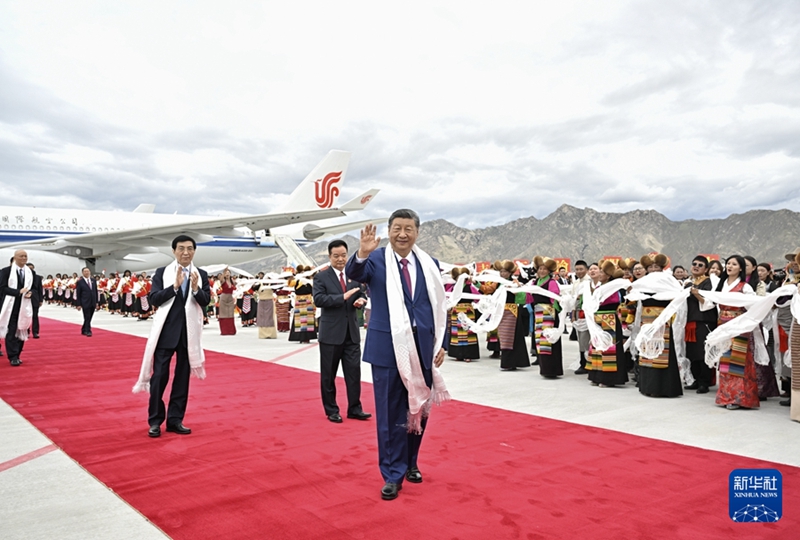 Xi Jinping arriva a Lhasa per celebrazioni il 60º anniversario della fondazione della Regione Autonoma dello Xizang
