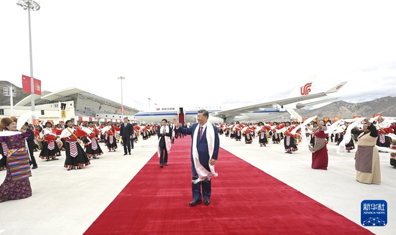 Xi Jinping arriva a Lhasa per celebrazioni il 60º anniversario della fondazione della Regione Autonoma dello Xizang
