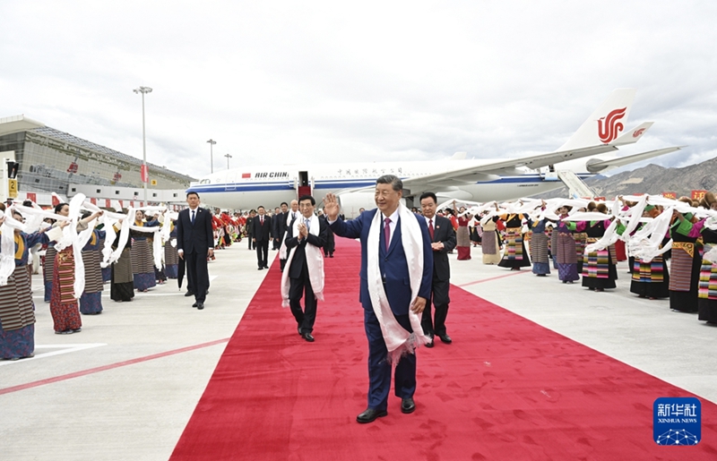 Xi Jinping arriva a Lhasa per celebrazioni il 60º anniversario della fondazione della Regione Autonoma dello Xizang