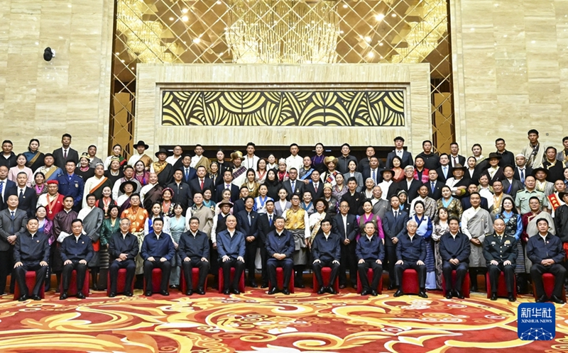 Incontro tra Xi Jinping e i rappresentanti di tutte le etnie e dei settori sociali dello Xizang