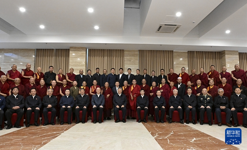 Incontro tra Xi Jinping e i rappresentanti di tutte le etnie e dei settori sociali dello Xizang