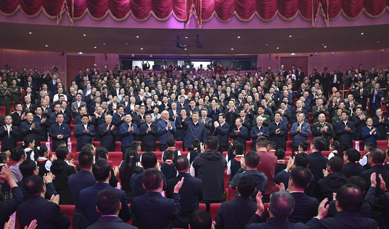 Xi Jinping assiste alla serata di gala per 60 anni della fondazione della Regione Autonoma dello Xizang