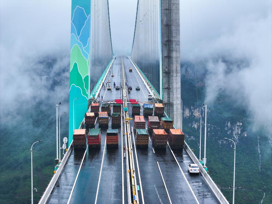 Il ponte più alto del mondo pronto per i test di carico nel Guizhou, Cina sudoccidentale