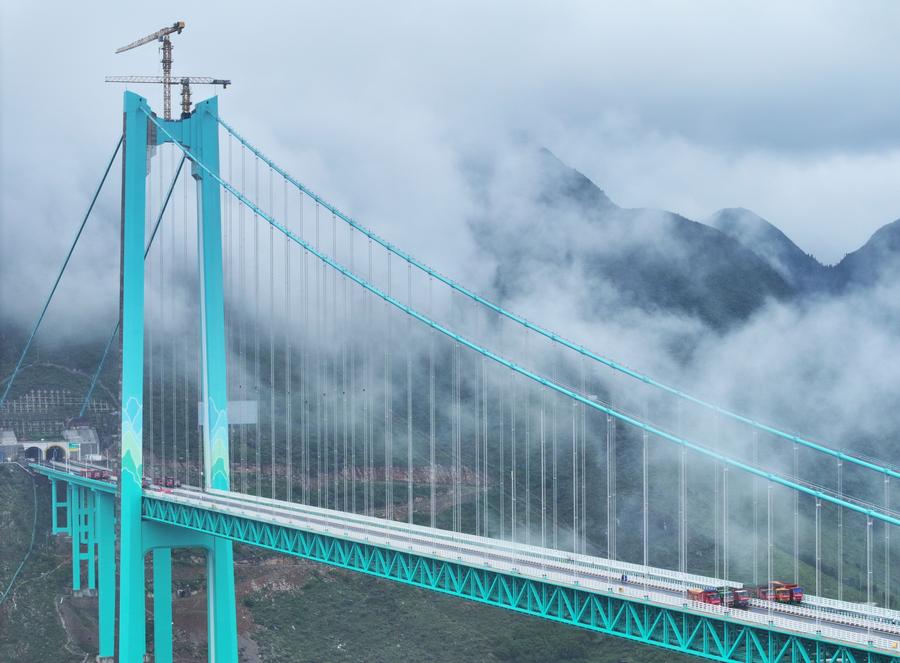 Il ponte più alto del mondo pronto per i test di carico nel Guizhou, Cina sudoccidentale