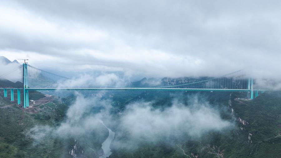 Il ponte più alto del mondo pronto per i test di carico nel Guizhou, Cina sudoccidentale