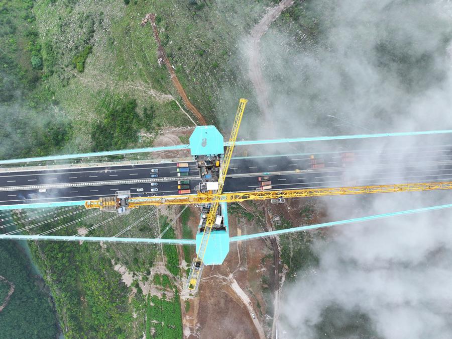 Il ponte più alto del mondo pronto per i test di carico nel Guizhou, Cina sudoccidentale
