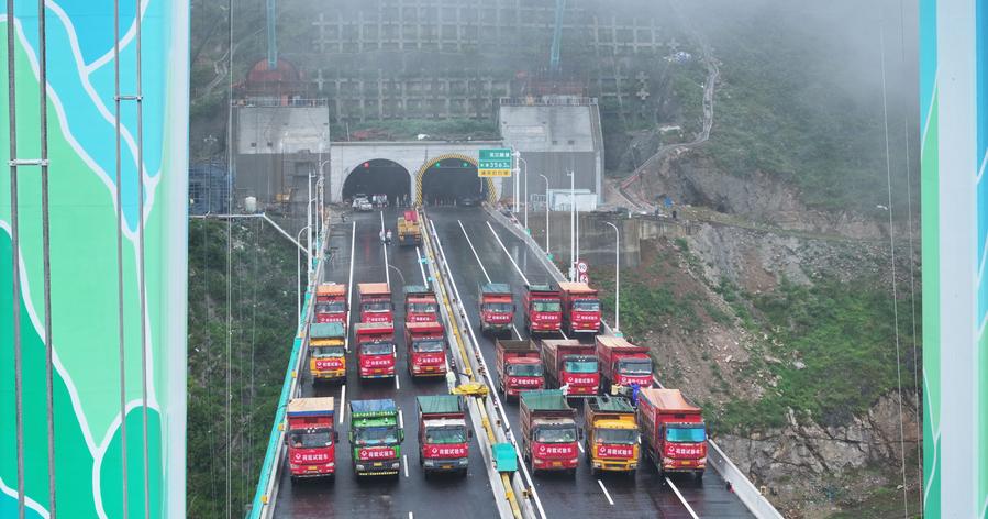 Il ponte più alto del mondo pronto per i test di carico nel Guizhou, Cina sudoccidentale
