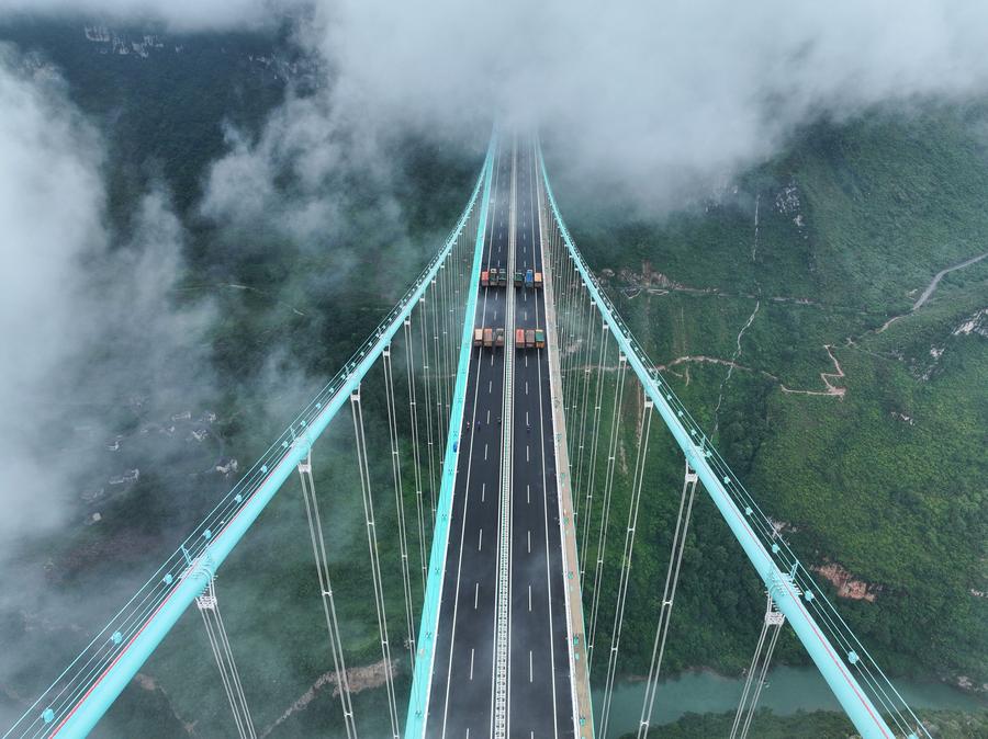 Il ponte più alto del mondo pronto per i test di carico nel Guizhou, Cina sudoccidentale