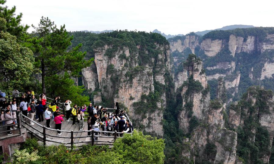 Turisti visitano il Parco forestale nazionale di Zhangjiajie nella provincia centrale cinese dello Hunan. (3 ottobre 2024 - Xinhua/Wu Yongbing)