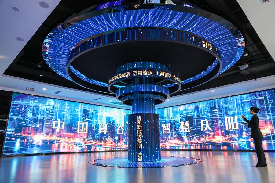 Un membro dello staff illustra l'iniziativa "East Data, West Computing" presso un data center a Qingyang, nella provincia nord-occidentale cinese del Gansu. (6 gennaio 2025 - Xinhua/Lang Bingbing)
