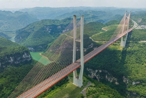 Vista aerea del ponte sul fiume Liuguang nel Guizhou