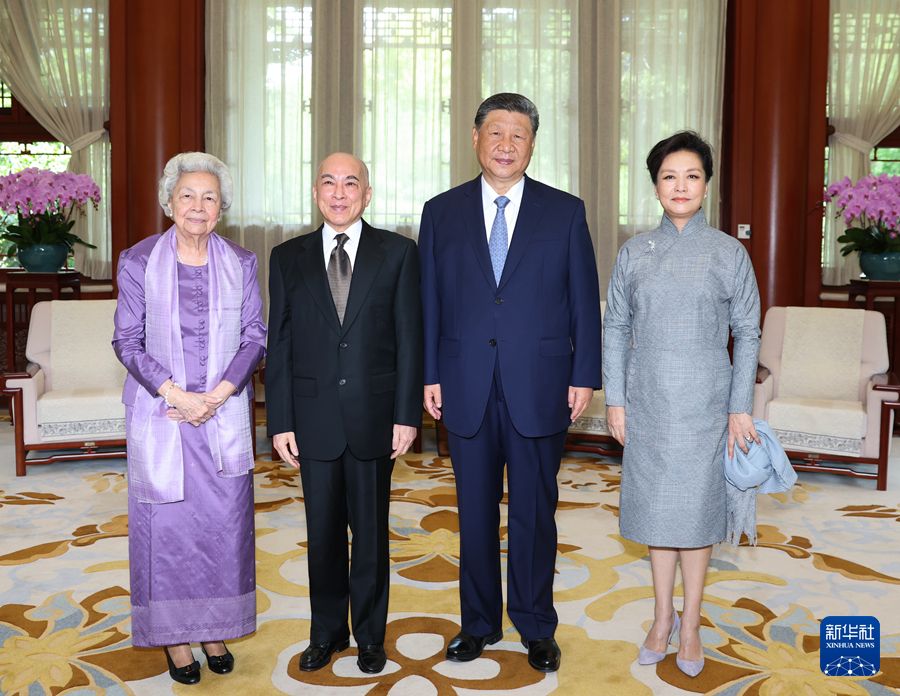 Incontro tra Xi Jinping e Peng Liyuan con il Re cambogiano e la Regina Madre cambogiana